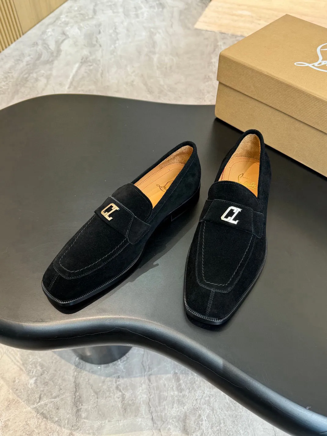 💰960 Christia*.Loubouti*🆑High-end men’s business formal leather shoes｜Classic red-soled shoes｜Original imported first-layer cowhide｜Iconic rivet decoration｜Water-dyed cowhide lining｜Italian imported red cowhide outsole｜High-end luxury｜Perfect interpretation of fashion, sunshine, style, suitable for various occasions Size: 39-44 (customized at 38.45.46)✅